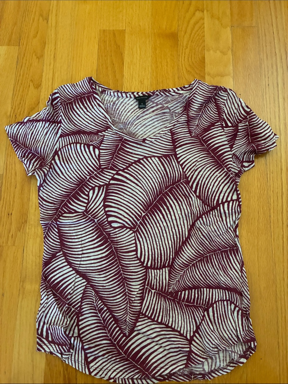 Ann Taylor Burgundy and White Short Sleeve Scoop Neck Top